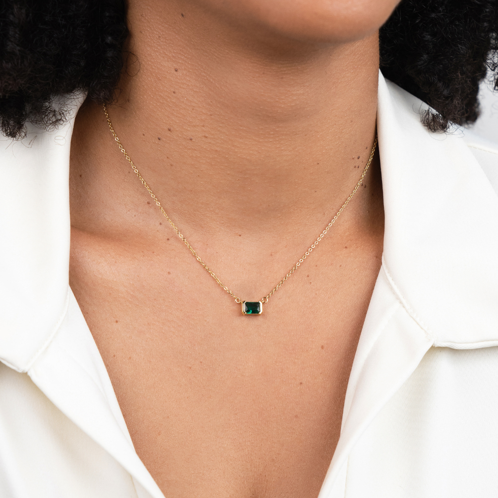 Collier délicat orné d'une émeraude