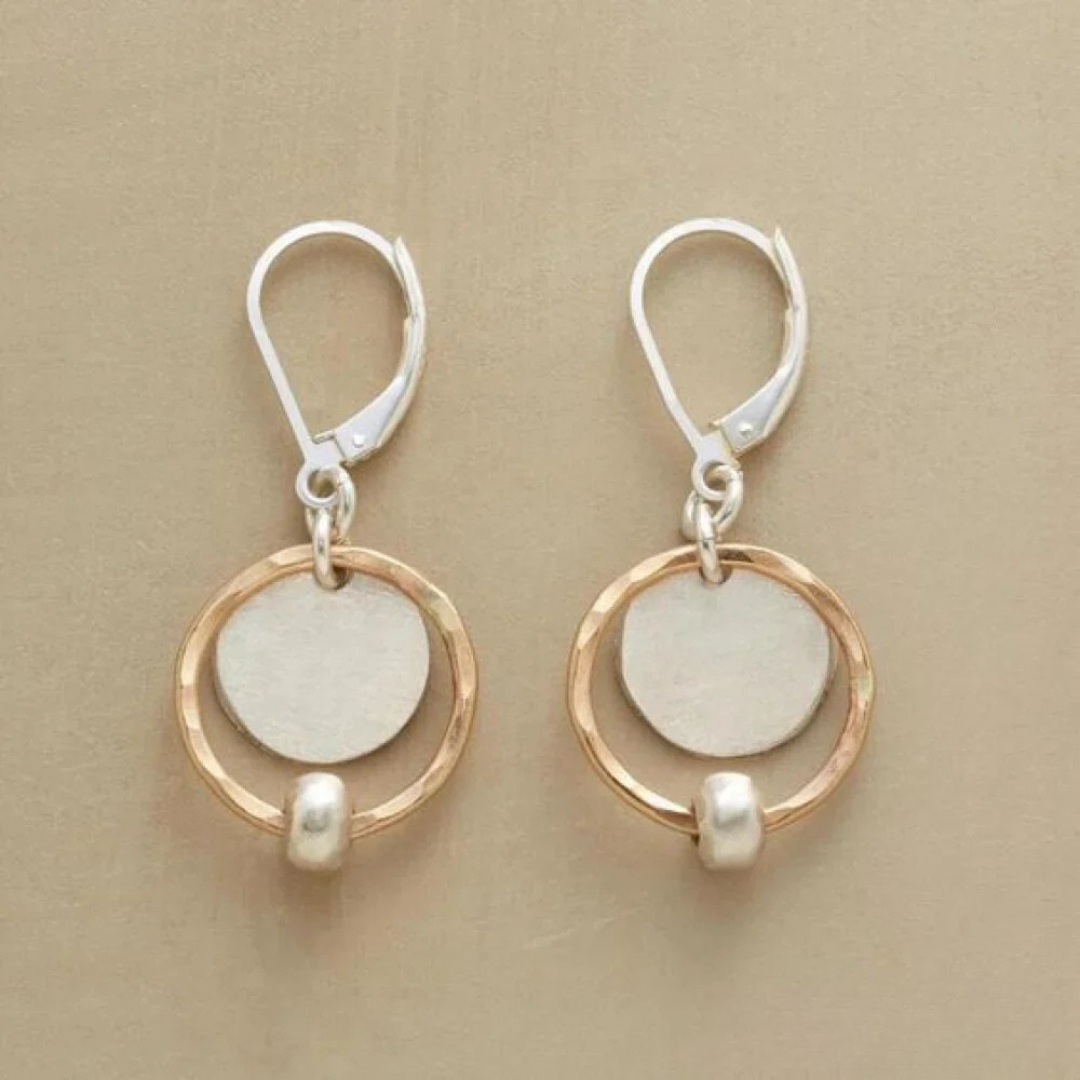Élégantes boucles d'oreilles en or et argent ornées de perles