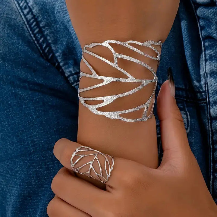 Bracelet Rigide Vintage avec Ornement en Feuille