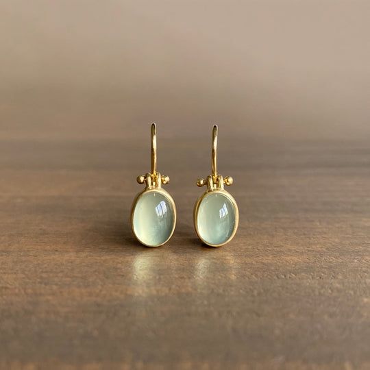 Élégantes boucles d'oreilles vintage ornées d'une éclatante pierre de lune verte