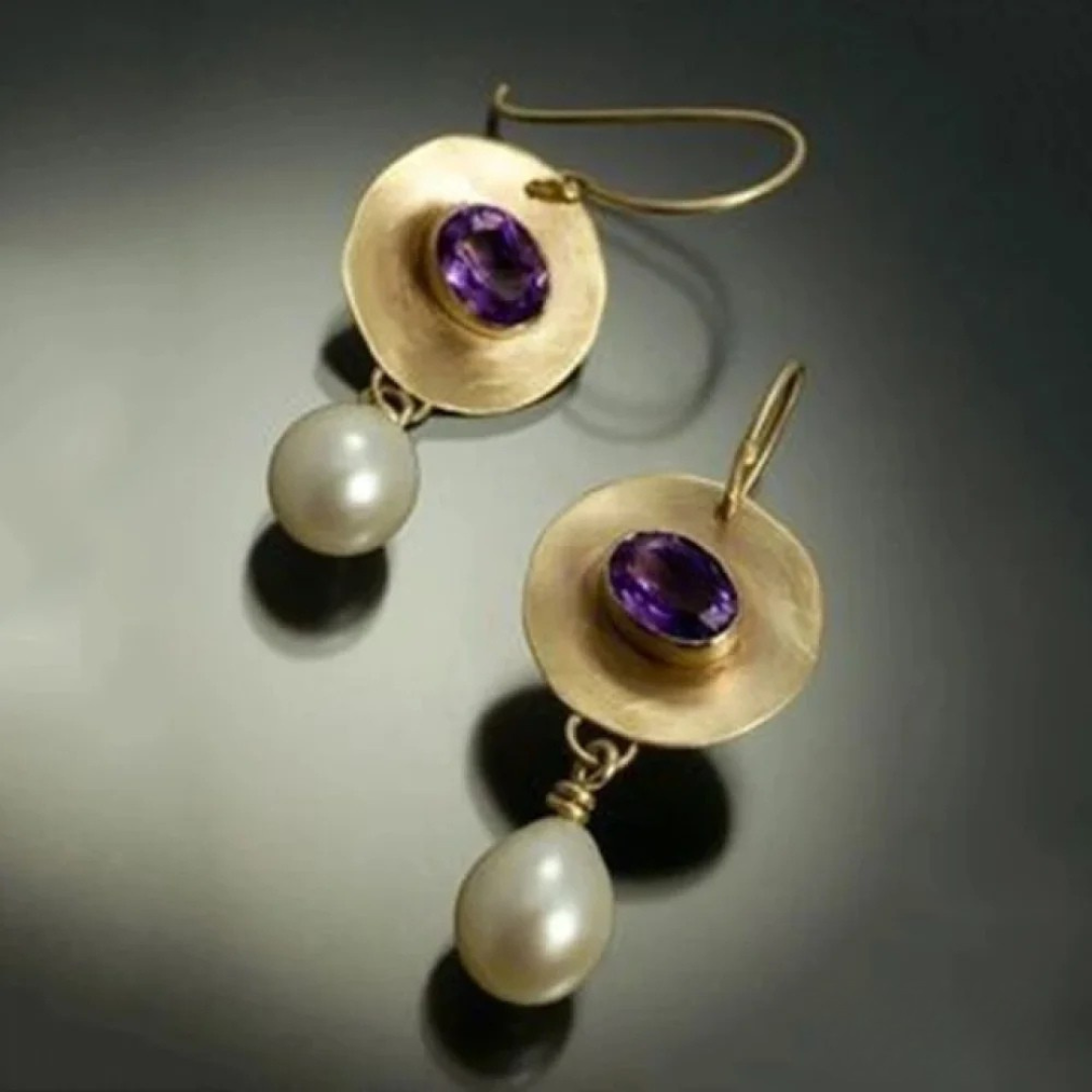 Boucles d'oreilles en or ornées de zirconium violet et de perles