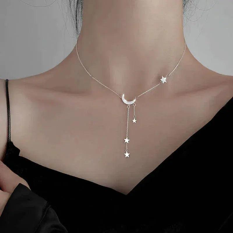 Collier en argent raffiné avec motifs de lune et étoiles