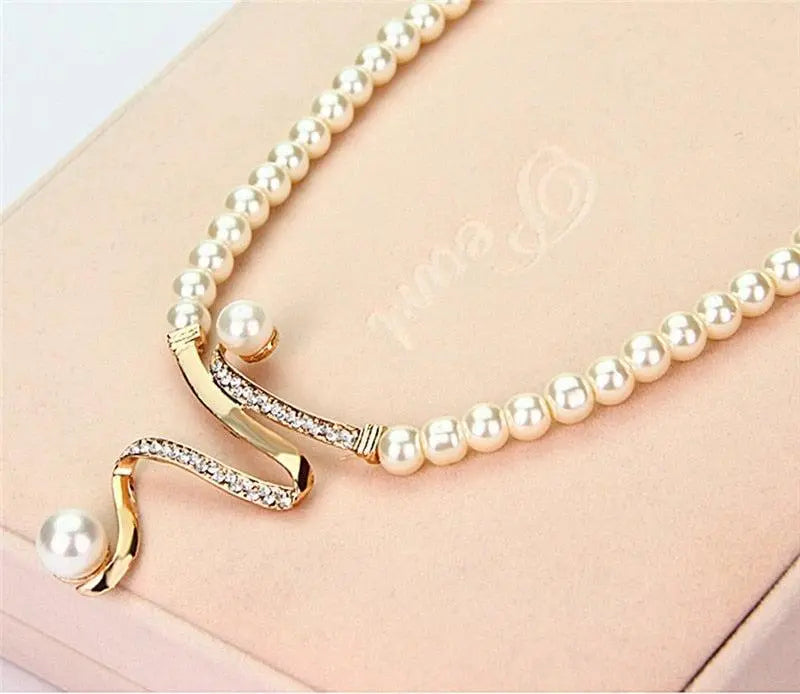 Set de collier et boucles d'oreilles en perles naturelles