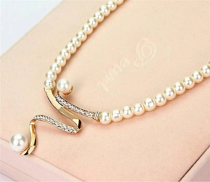 Set de collier et boucles d'oreilles en perles naturelles