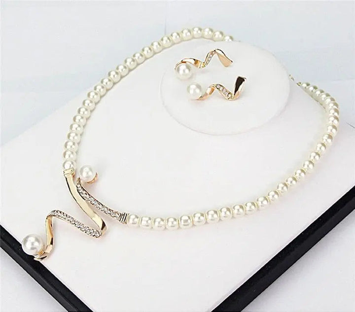 Set de collier et boucles d'oreilles en perles naturelles