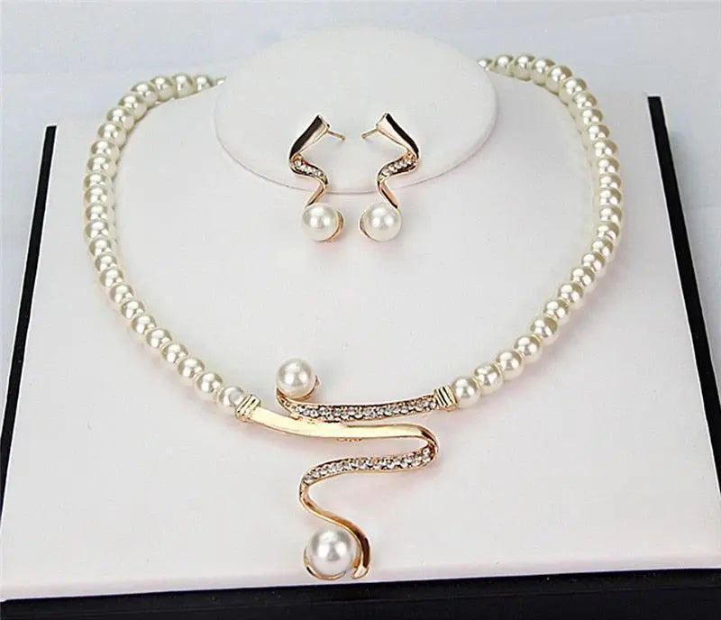 Set de collier et boucles d'oreilles en perles naturelles