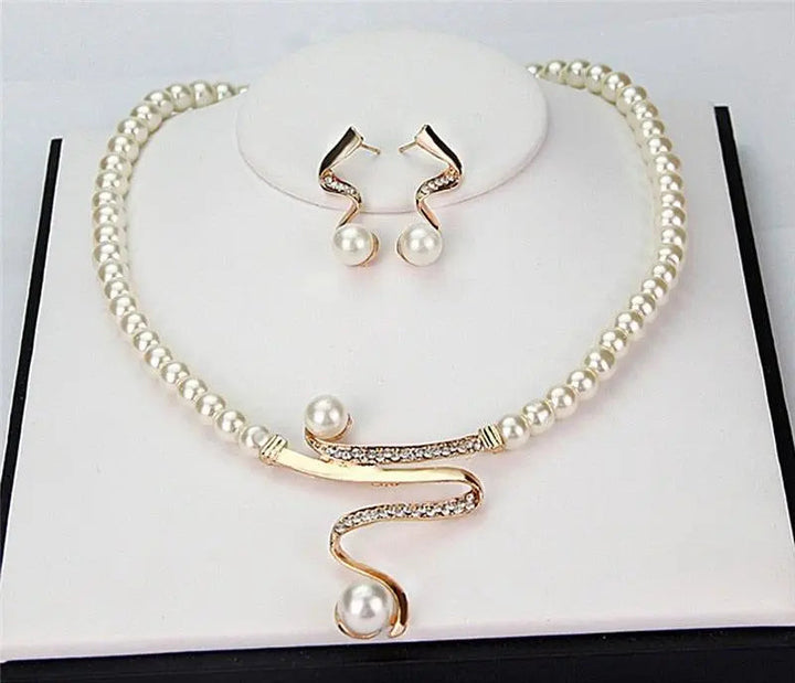 Set de collier et boucles d'oreilles en perles naturelles