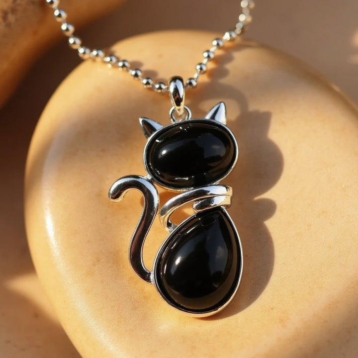 Collier orné d'un pendentif en pierre naturelle