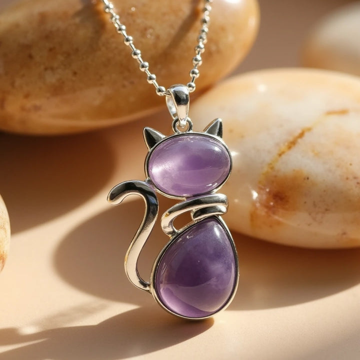 Collier orné d'un pendentif en pierre naturelle