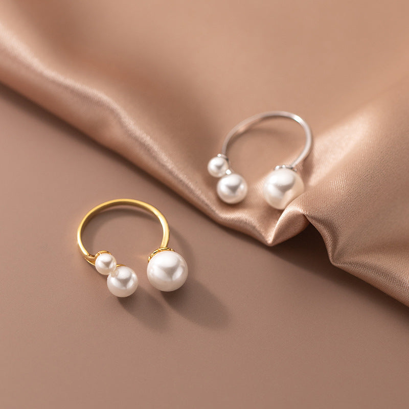 Bague réglable ornée de trois perles d'eau douce
