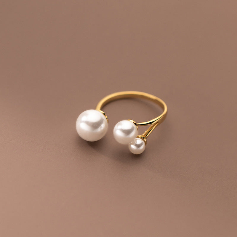 Bague réglable ornée de trois perles d'eau douce
