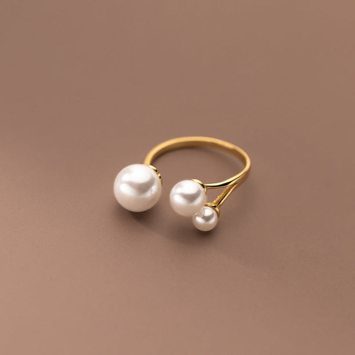 Bague réglable ornée de trois perles d'eau douce
