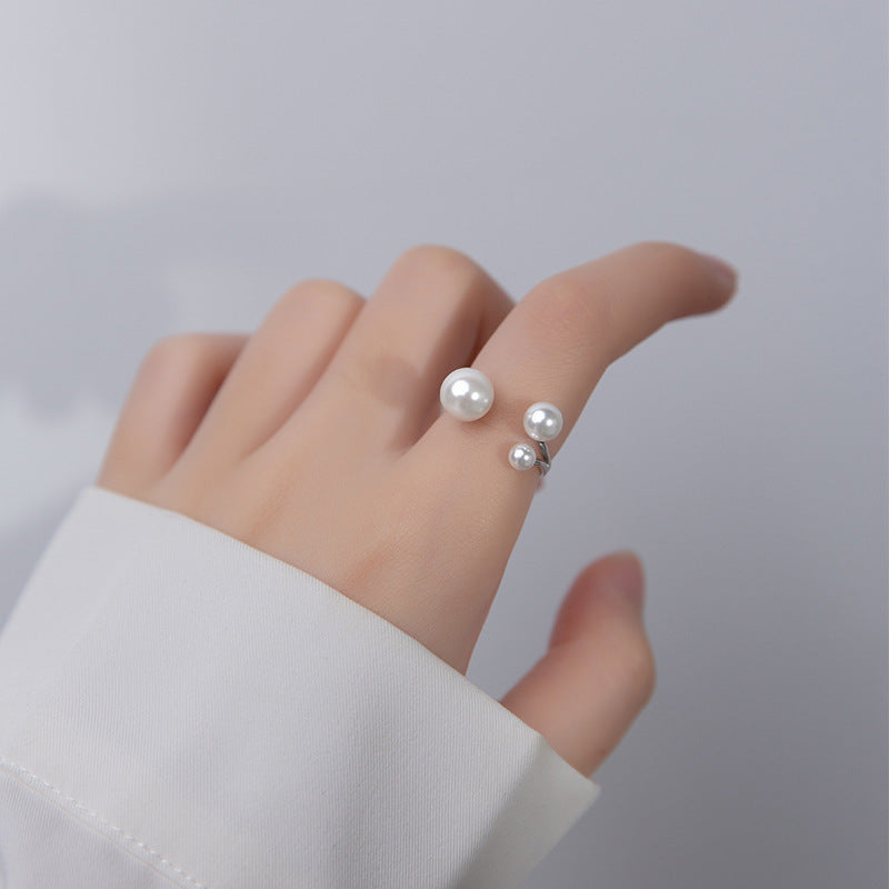 Bague réglable ornée de trois perles d'eau douce