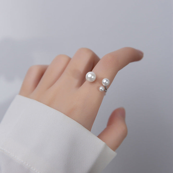 Bague réglable ornée de trois perles d'eau douce