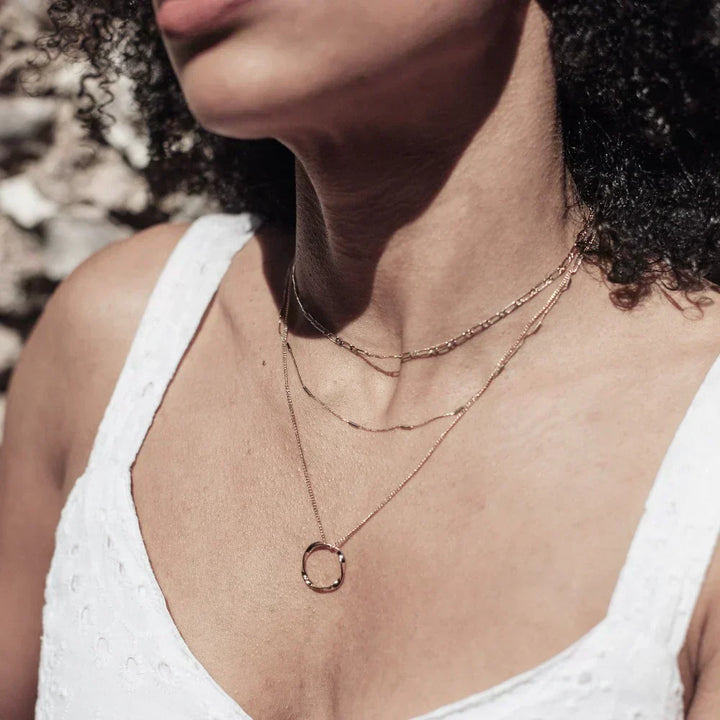 Collier circulaire ouvert à trois rangées dorées
