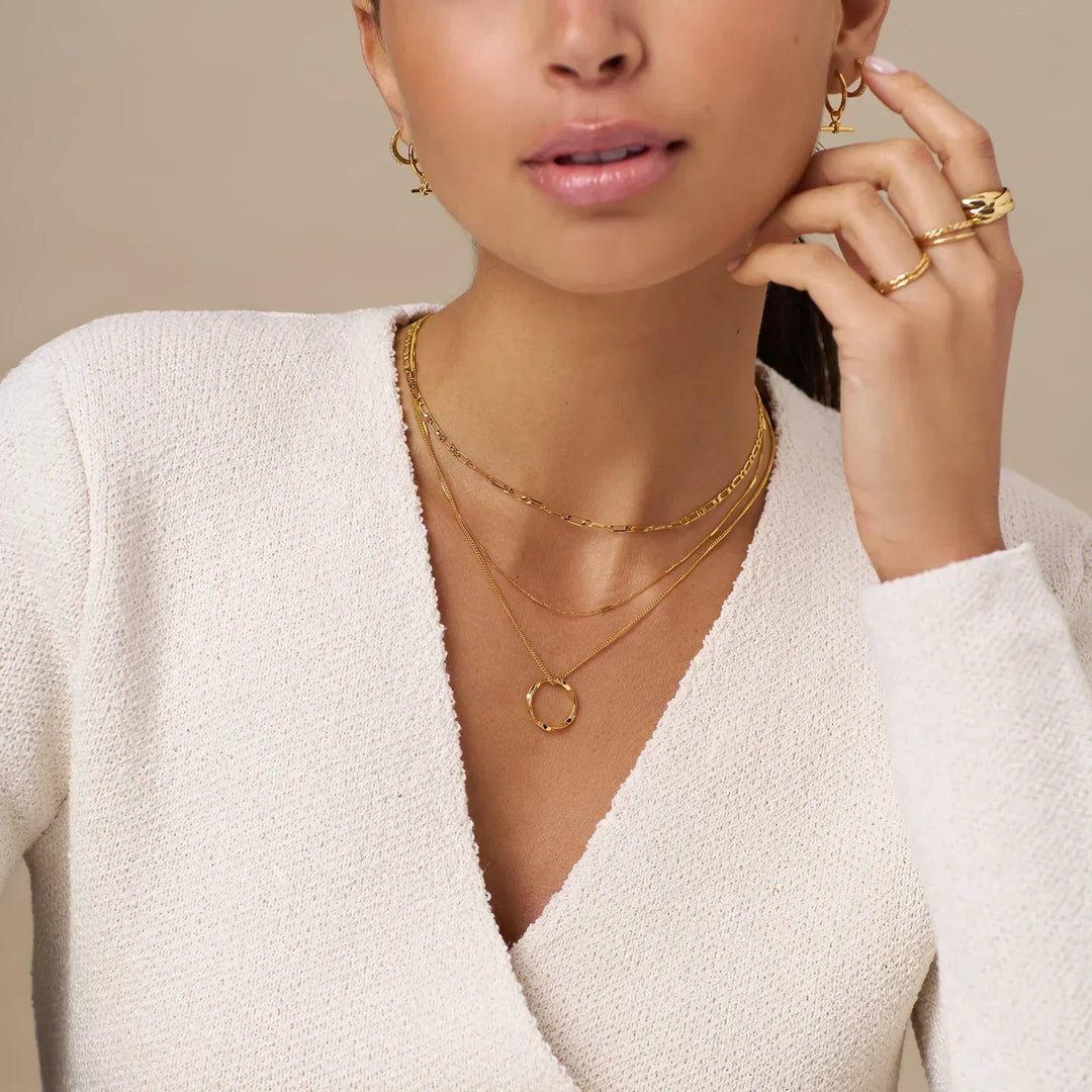 Collier en Or à Cerceau Ouvert avec Trois Rangées