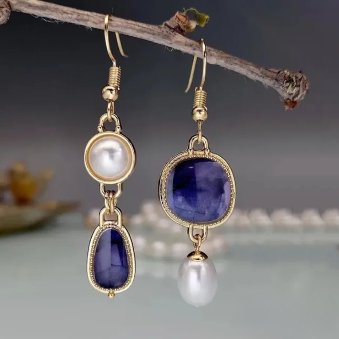Élégantes boucles d'oreilles ornées d'une pierre bleue et d'une perle