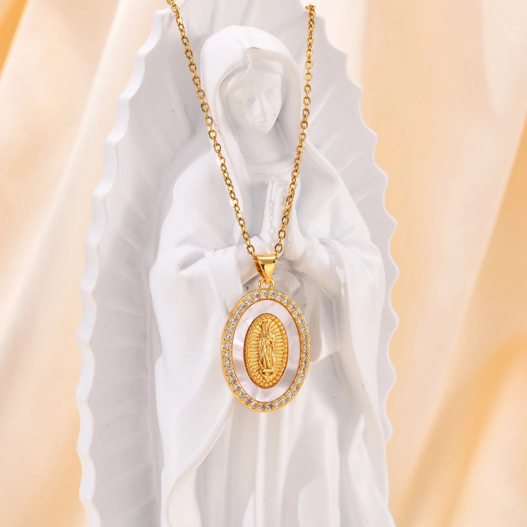 Collier en Or avec Pendentif Ovale de la Vierge