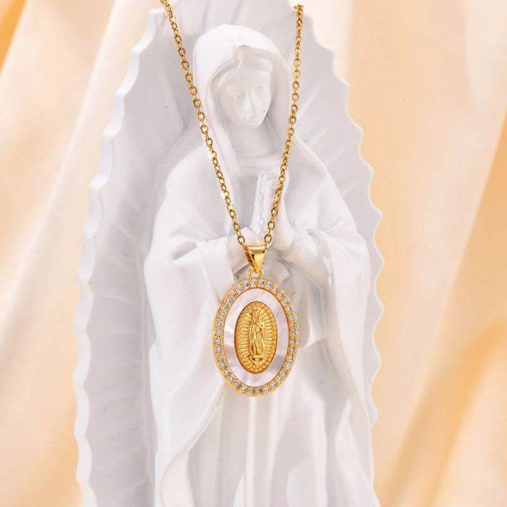 Collier en Or avec Pendentif Ovale de la Vierge
