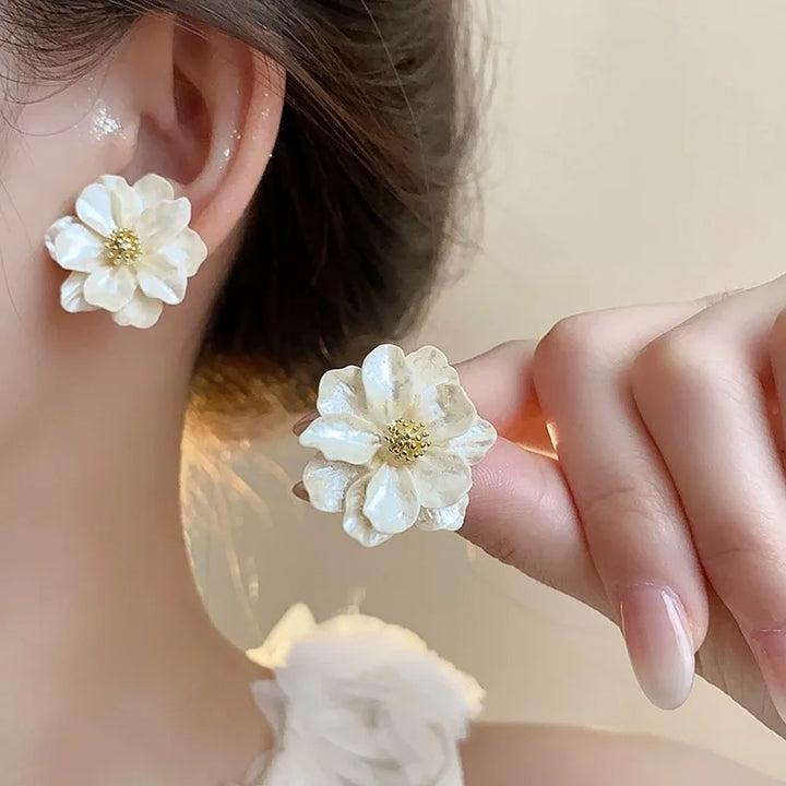 Boucles d'oreilles blanches en acrylique avec élégantes fleurs