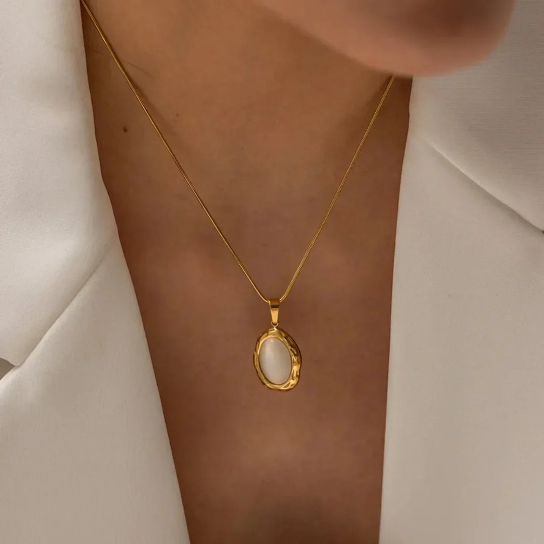Collier plaqué or avec opale œil-de-chat ovale