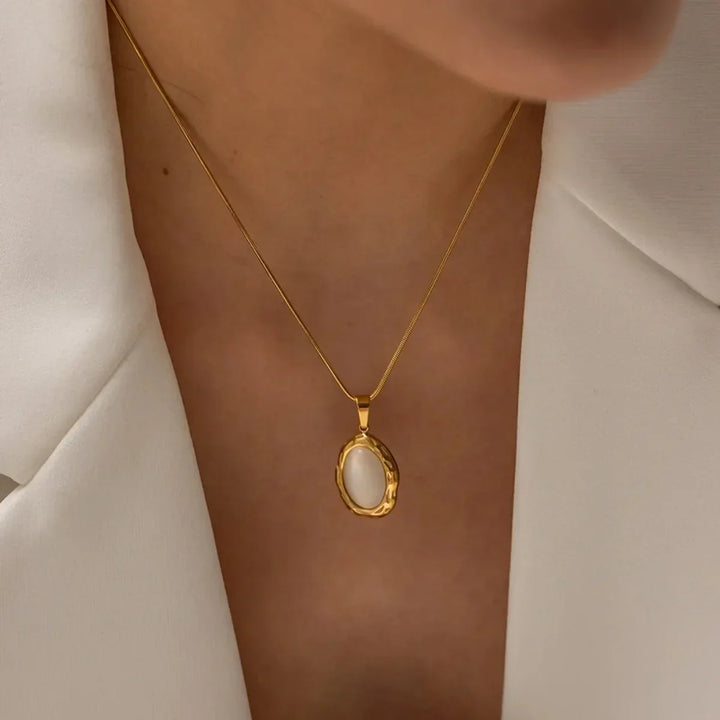 Collier plaqué or avec opale œil-de-chat ovale
