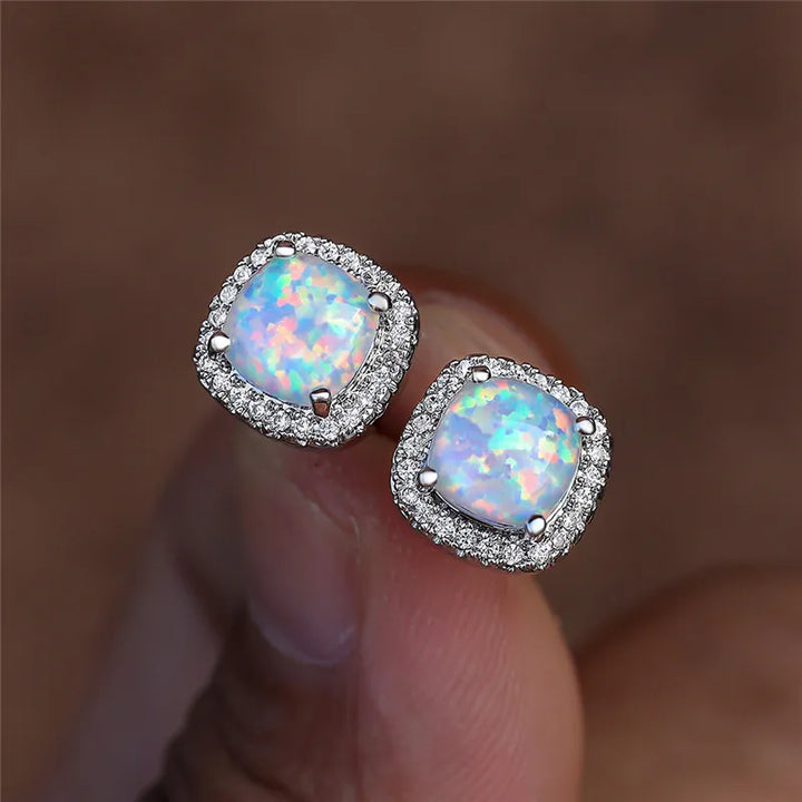Élégantes boucles d'oreilles en argent ornées de rondes opales de feu blanches