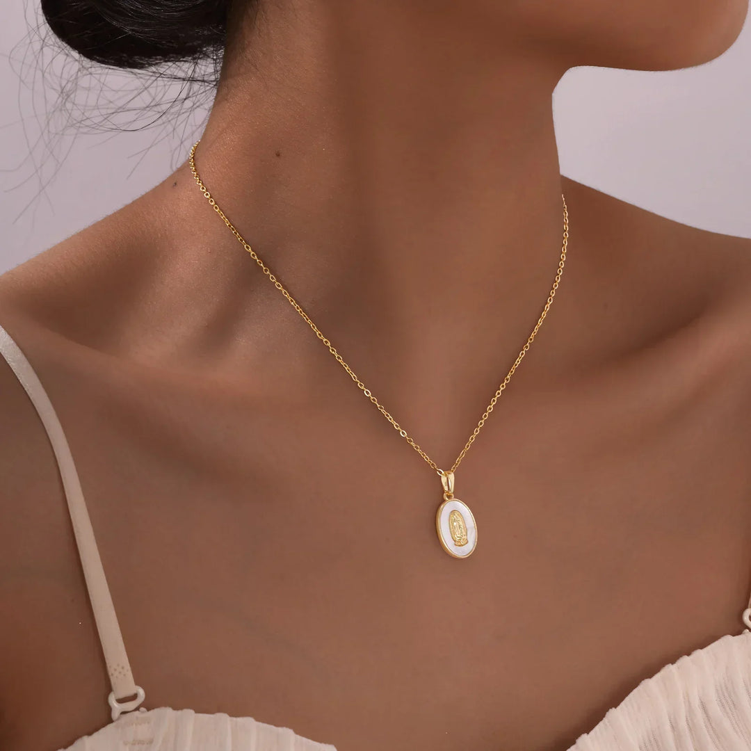 Collier en Or avec Pendentif Ovale de la Vierge