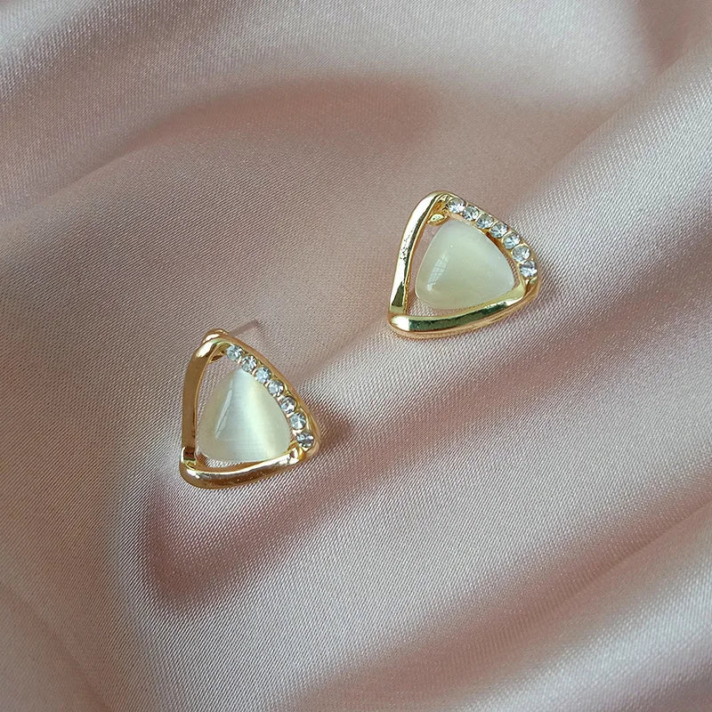 Élégantes boucles d'oreilles triangulaires ornées d'opale et de cristaux