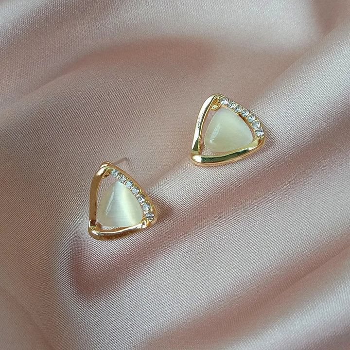 Élégantes boucles d'oreilles triangulaires ornées d'opale et de cristaux