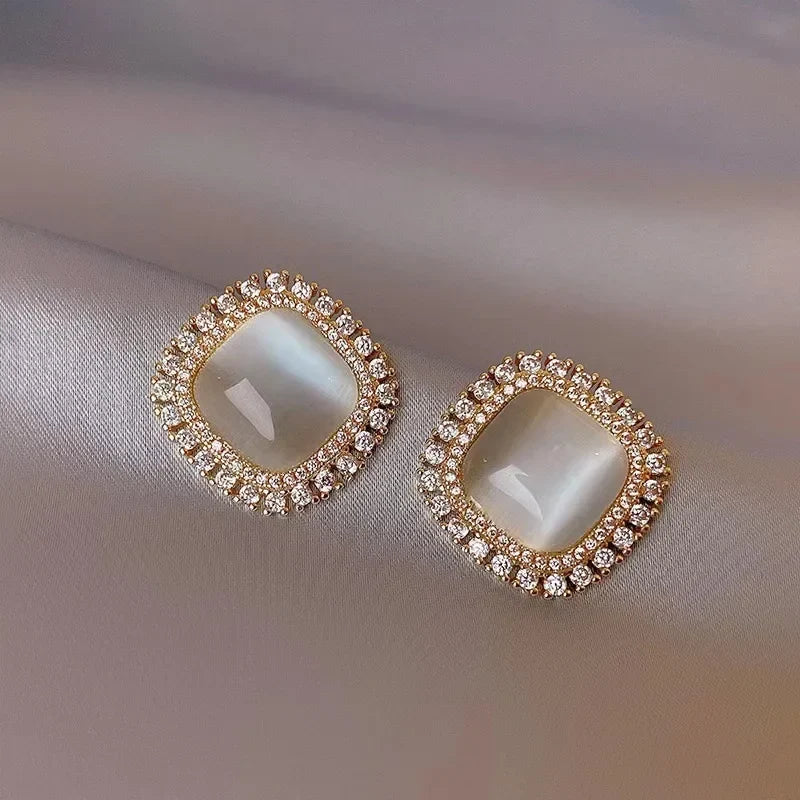 Boucles d'oreilles carrées chics avec opale et zircon