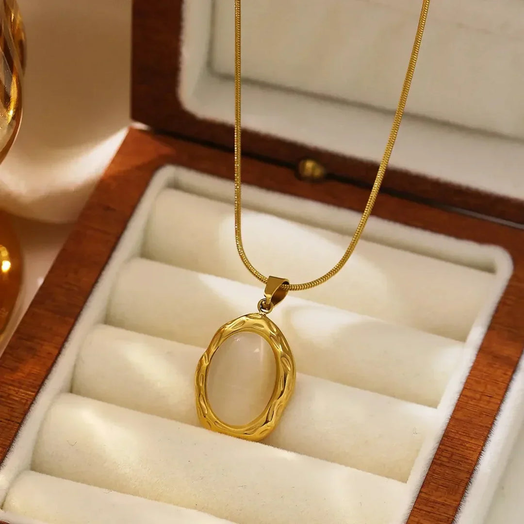 Collier plaqué or avec opale œil-de-chat ovale