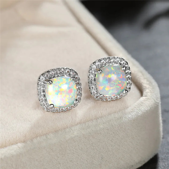 Élégantes boucles d'oreilles en argent ornées de rondes opales de feu blanches