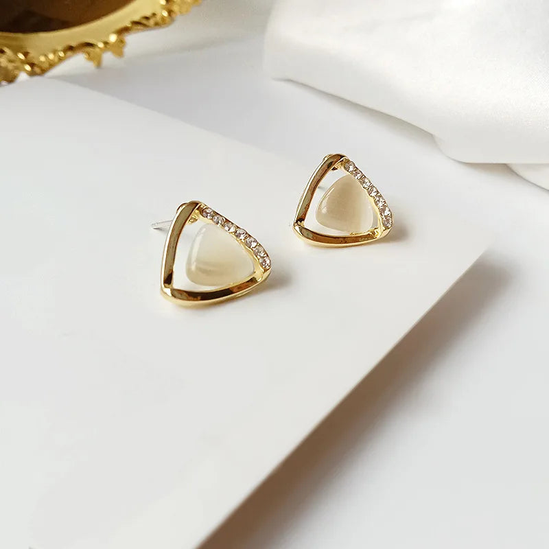 Élégantes boucles d'oreilles triangulaires ornées d'opale et de cristaux