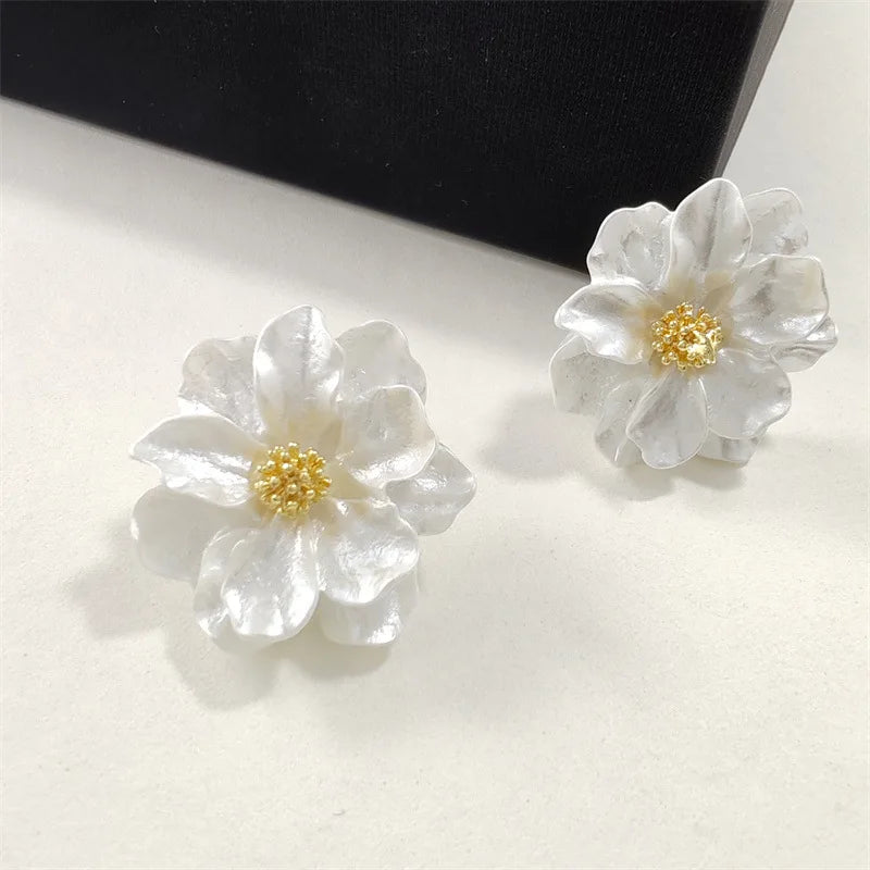 Boucles d'oreilles blanches en acrylique avec élégantes fleurs