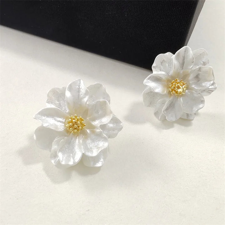 Boucles d'oreilles blanches en acrylique avec élégantes fleurs
