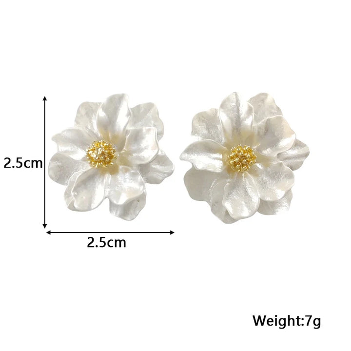 Boucles d'oreilles blanches en acrylique avec élégantes fleurs