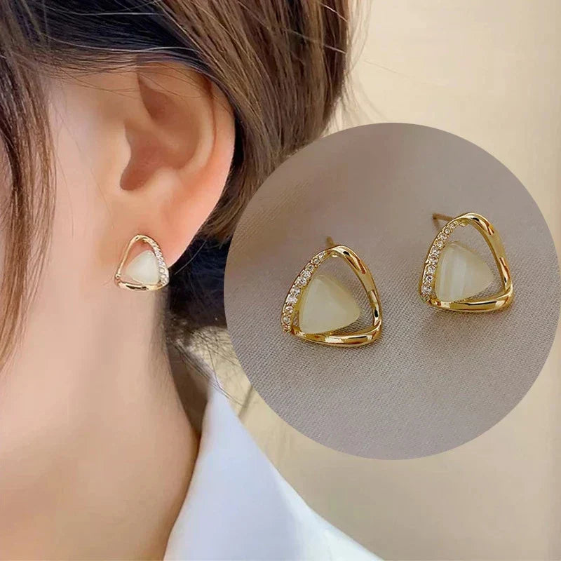 Élégantes boucles d'oreilles triangulaires ornées d'opale et de cristaux