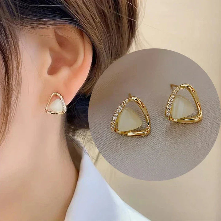 Élégantes boucles d'oreilles triangulaires ornées d'opale et de cristaux