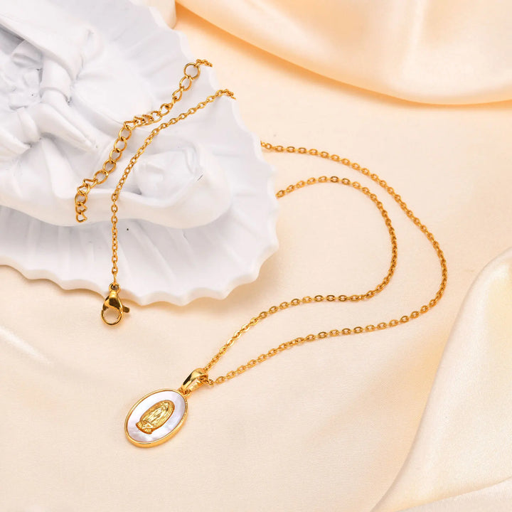 Collier en Or avec Pendentif Ovale de la Vierge