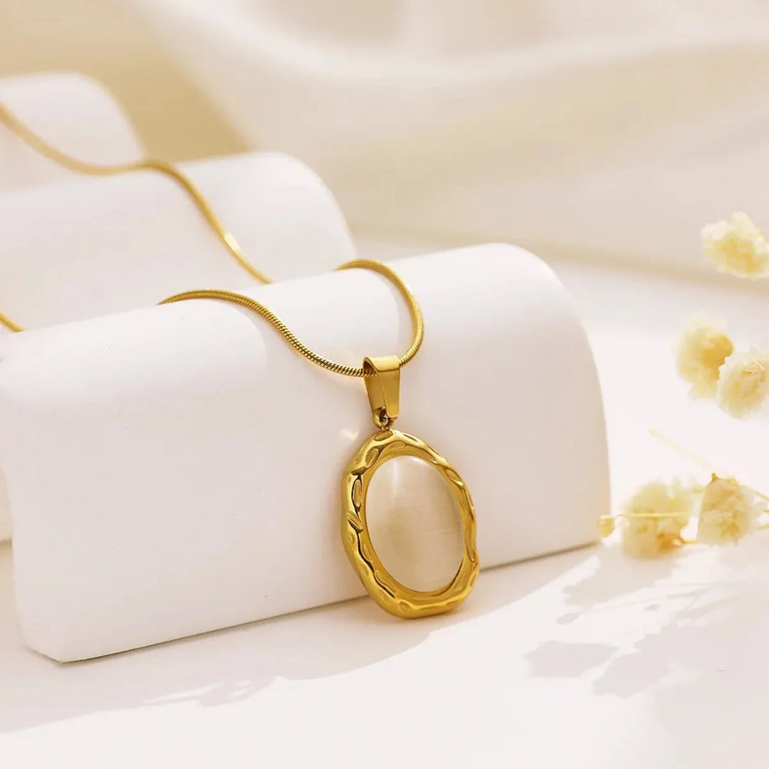 Collier plaqué or avec opale œil-de-chat ovale