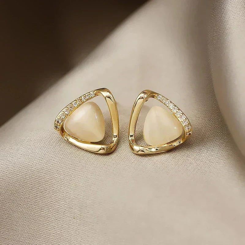 Élégantes boucles d'oreilles triangulaires ornées d'opale et de cristaux