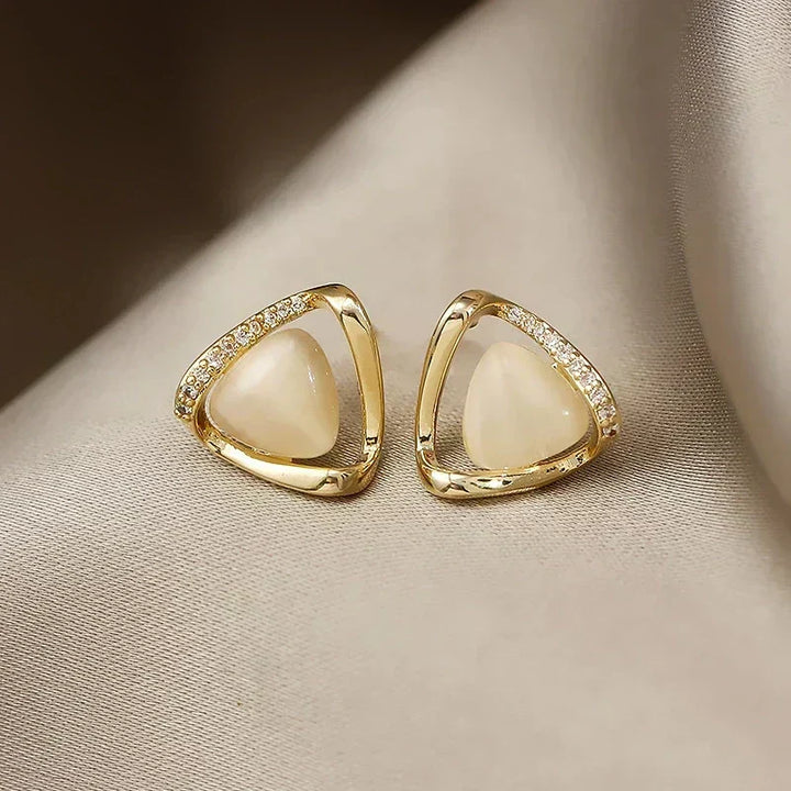 Élégantes boucles d'oreilles triangulaires ornées d'opale et de cristaux