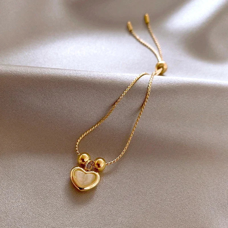 Bracelet en Opale Pêche avec Plaque d'Or en Forme de Cœur