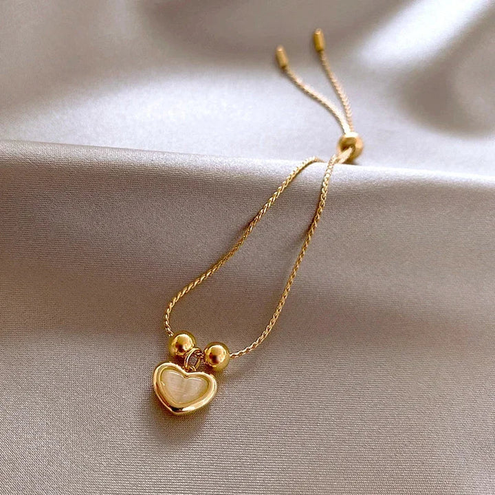 Bracelet en Opale Pêche avec Plaque d'Or en Forme de Cœur