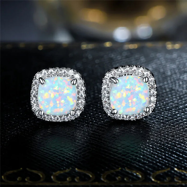 Élégantes boucles d'oreilles en argent ornées de rondes opales de feu blanches
