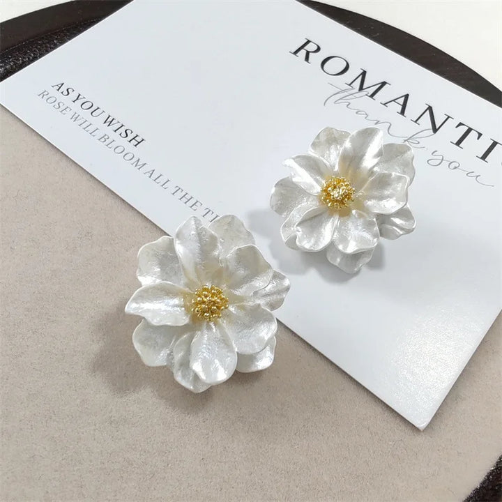 Boucles d'oreilles blanches en acrylique avec élégantes fleurs