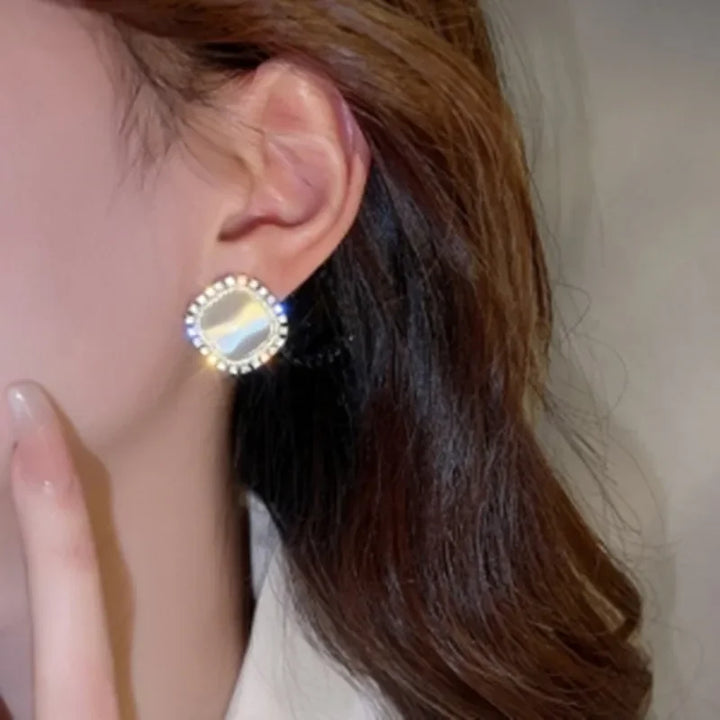 Boucles d'oreilles carrées chics avec opale et zircon