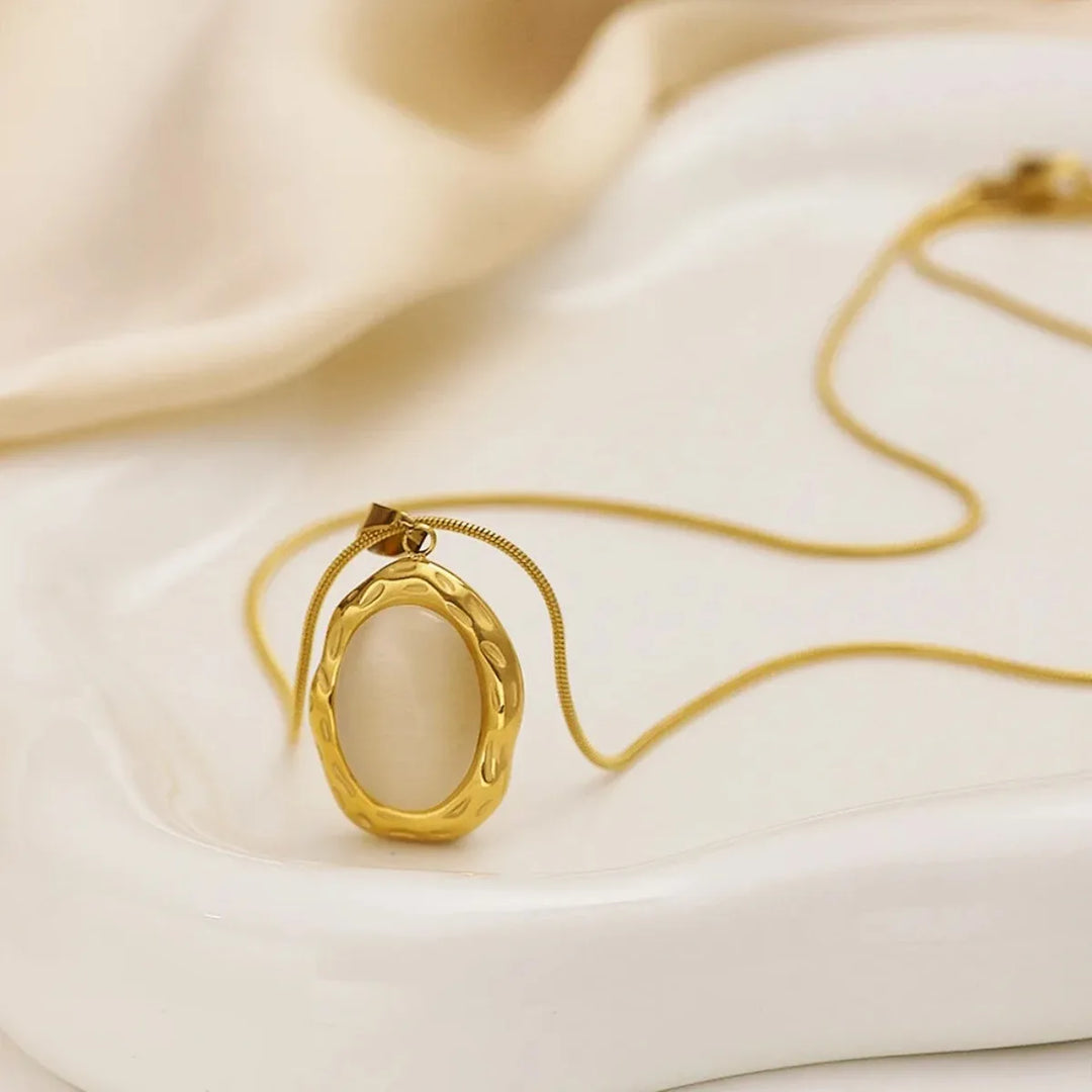 Collier plaqué or avec opale œil-de-chat ovale