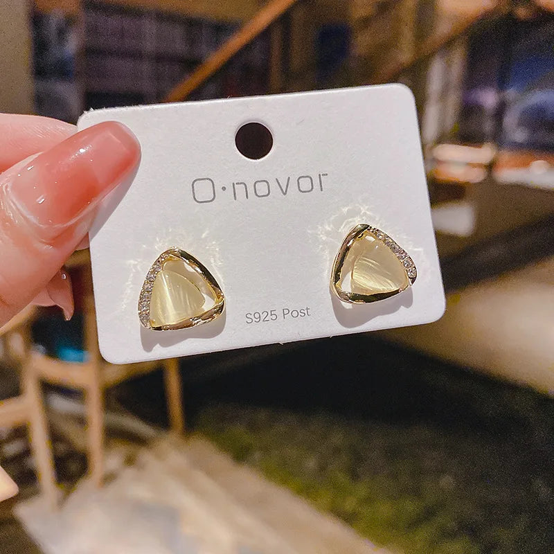Élégantes boucles d'oreilles triangulaires ornées d'opale et de cristaux